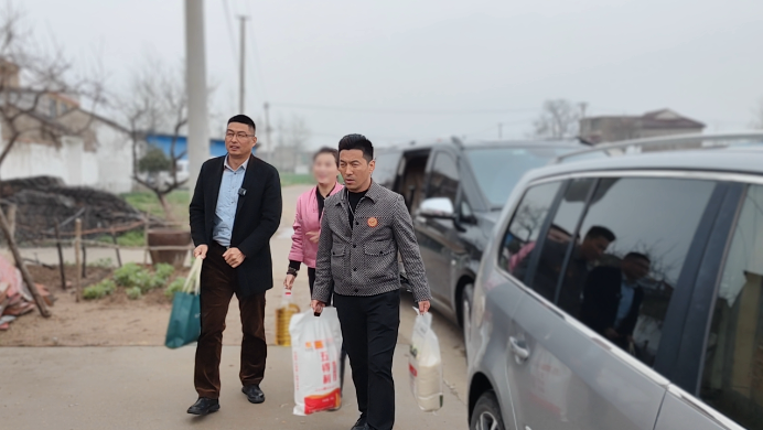 澆水施肥育花朵，助困幫扶育人才 ——阜陽市愛心公益志愿者協(xié)會看望慰問困境學(xué)生