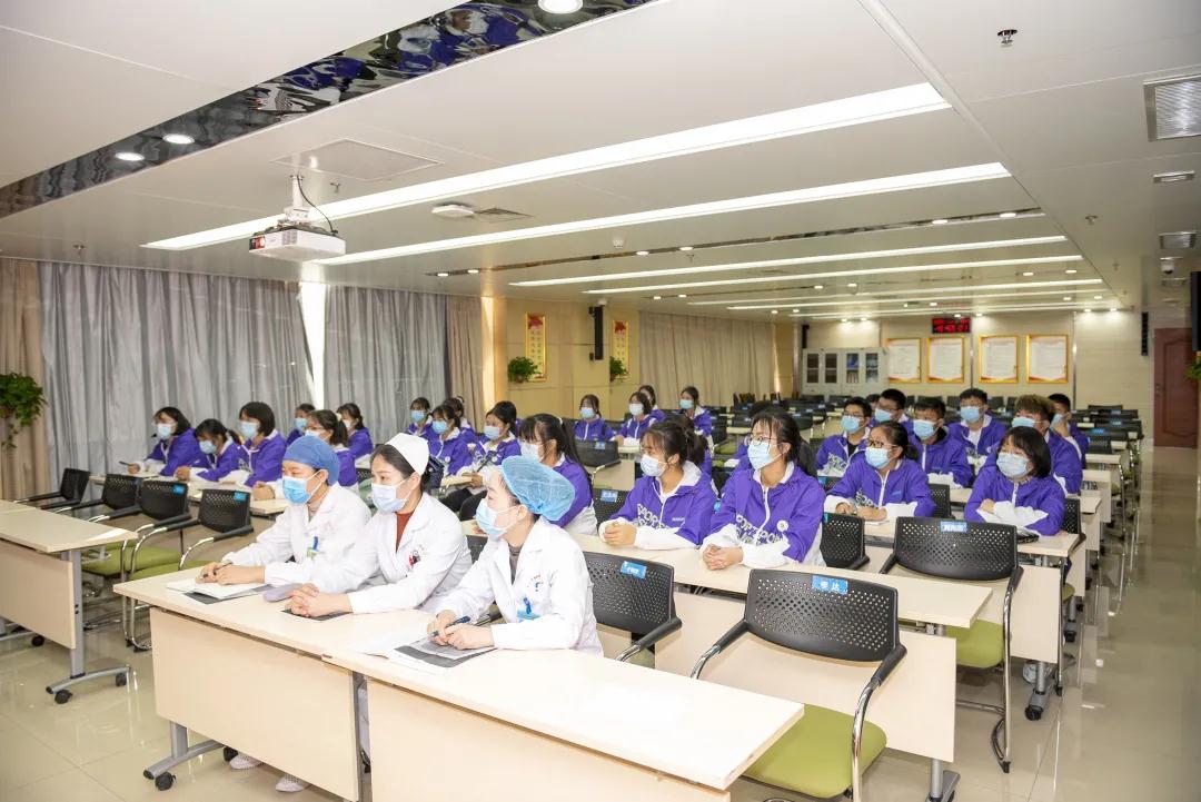 阜陽師范大學(xué)首屆護(hù)理專業(yè)新生到六院參觀交流