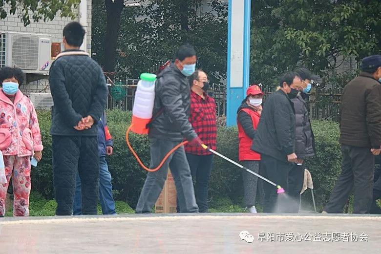 疫情防控 ，志愿者貼心義剪方便群眾獻(xiàn)愛心