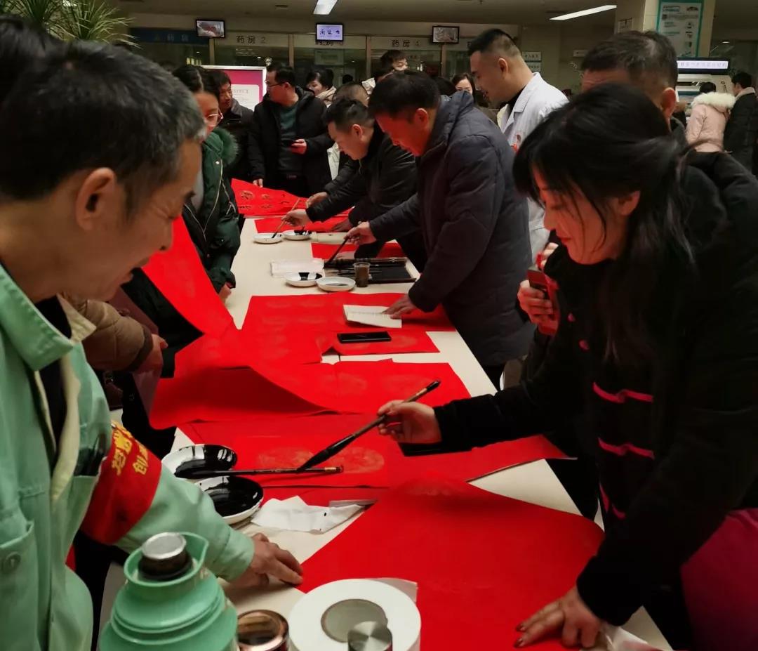 揮毫潑墨迎新春，婦兒醫(yī)院贈福聯(lián)
