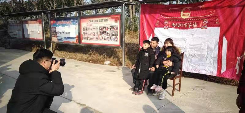 安徽潁州區(qū)王店鎮(zhèn)開展“我們的全家福”拍攝活動(dòng)
