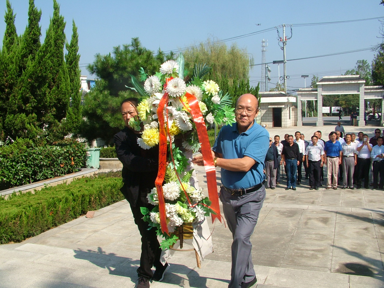 弘揚(yáng)民族精神，繼承先烈意志——安徽阜陽市潁東區(qū)老年協(xié)會(huì)組織參觀臨泉紅色教育基地