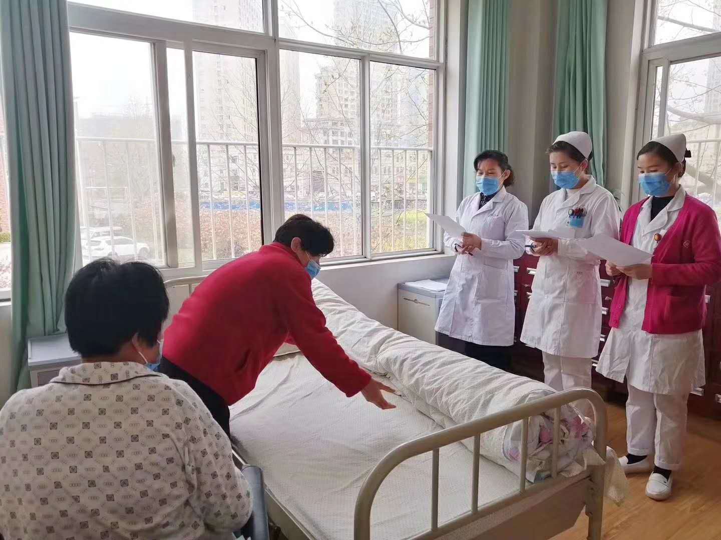 安徽阜陽：紅葉林養(yǎng)老院為提升服務(wù)質(zhì)量，舉行護(hù)理人員專業(yè)知識考試